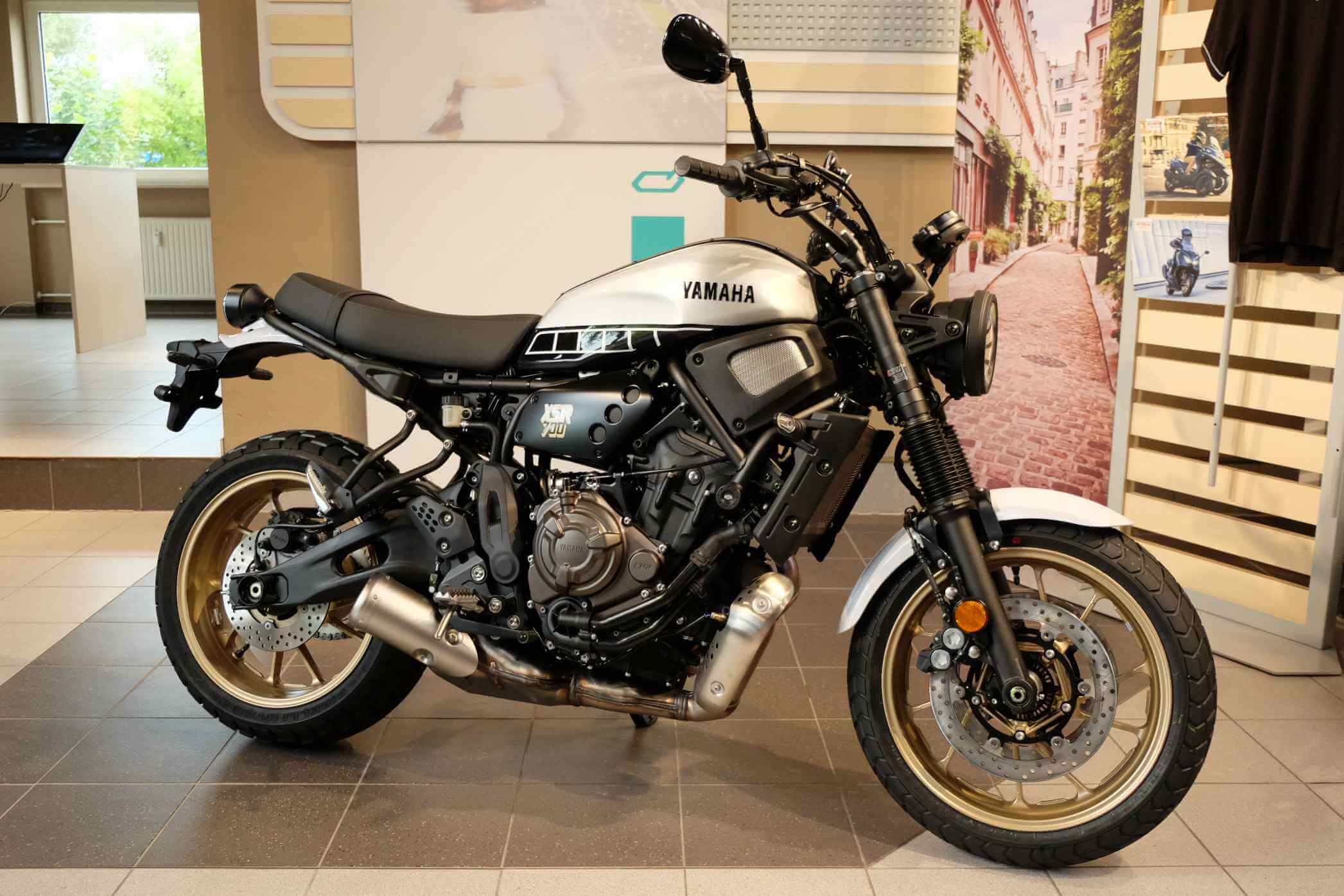 XSR700-Legacy-silber.jpg